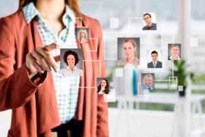 Imagen de mujer eligiendo candidatos de reclutamiento